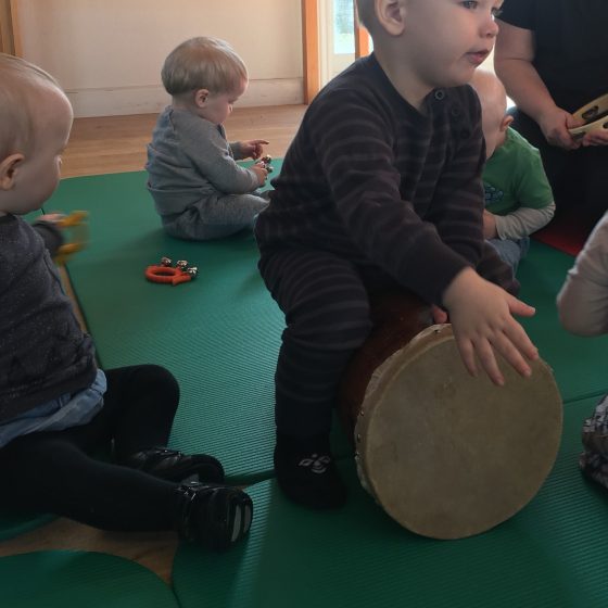 Evas lille bondegård er en pasningsordning med fokus på det enkelte barns behov og udvikling - på samme tid et alternativ til kommunal dagpleje/vuggestue.