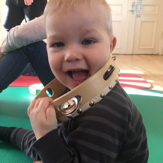 Evas lille bondegård er en pasningsordning med fokus på det enkelte barns behov og udvikling - på samme tid et alternativ til kommunal dagpleje/vuggestue.